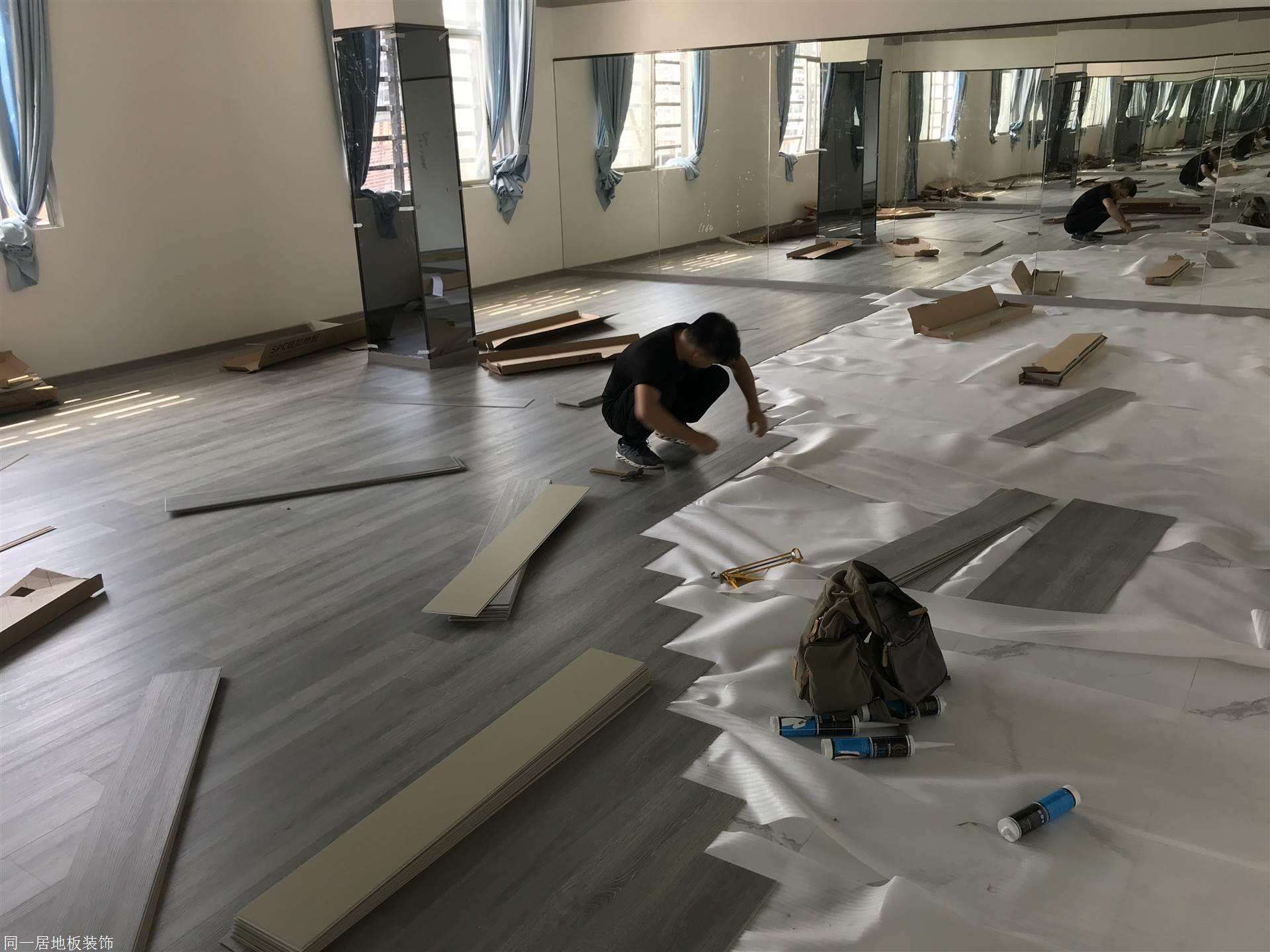 复合地板过时吗,复合地板旧了能在上面再铺一层吗