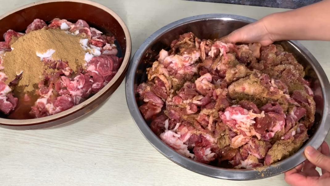 爷爷卖烤肠,奶奶30年灌香肠配方