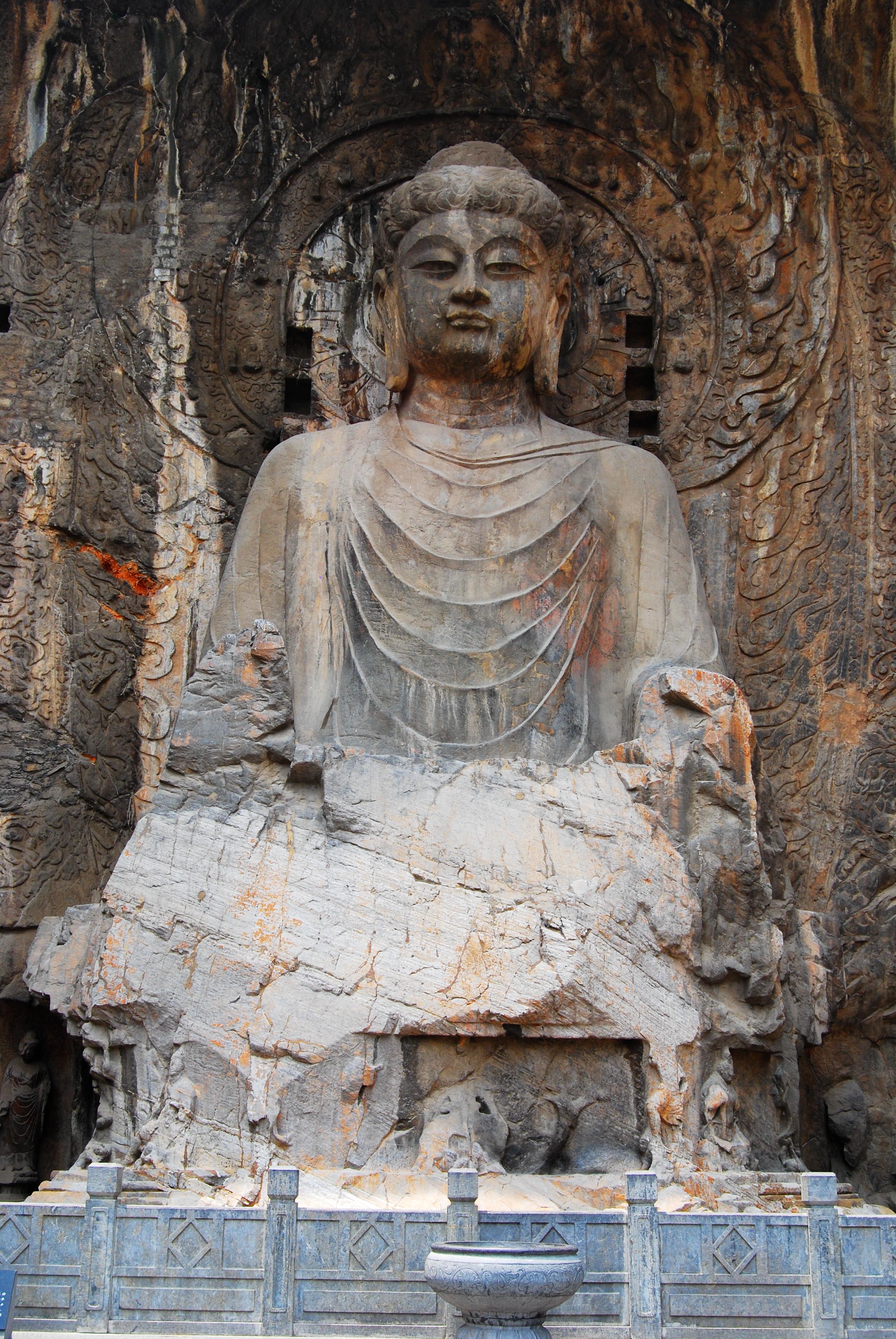 龙门石窟的卢舍那大佛的资料,龙门石窟卢舍那大佛的实际名字