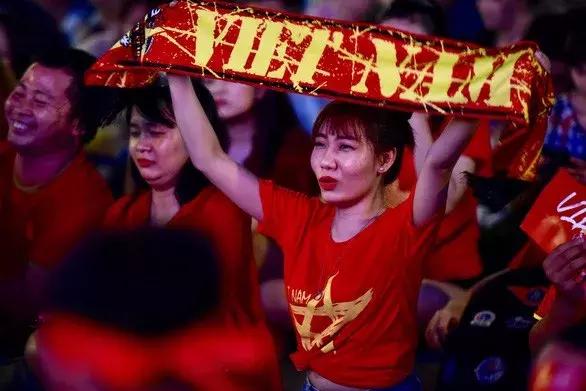 越南人有多爱足球？好多漂亮小姐姐都上街当起了“啦啦队”