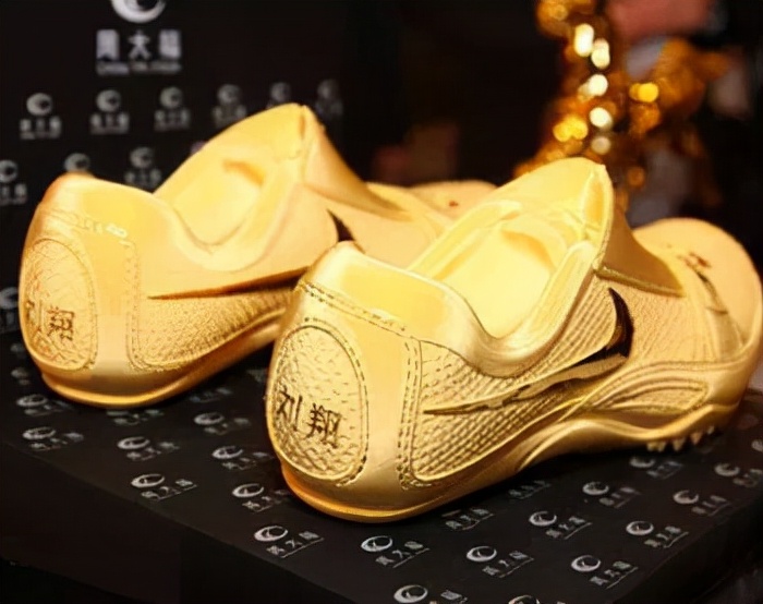 买鞋子尺码怎么选,运动鞋尺码要买偏大还是偏小