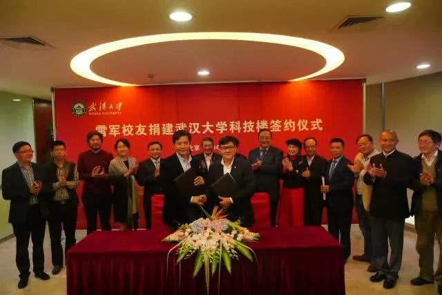 戴口罩直播一天卖300百万的雷军，像极了当初的李嘉诚。