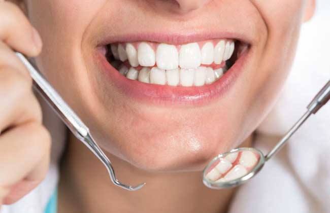 牙齿松动不疼不痒怎么回事,牙齿松动的原因不痒不痛小孩