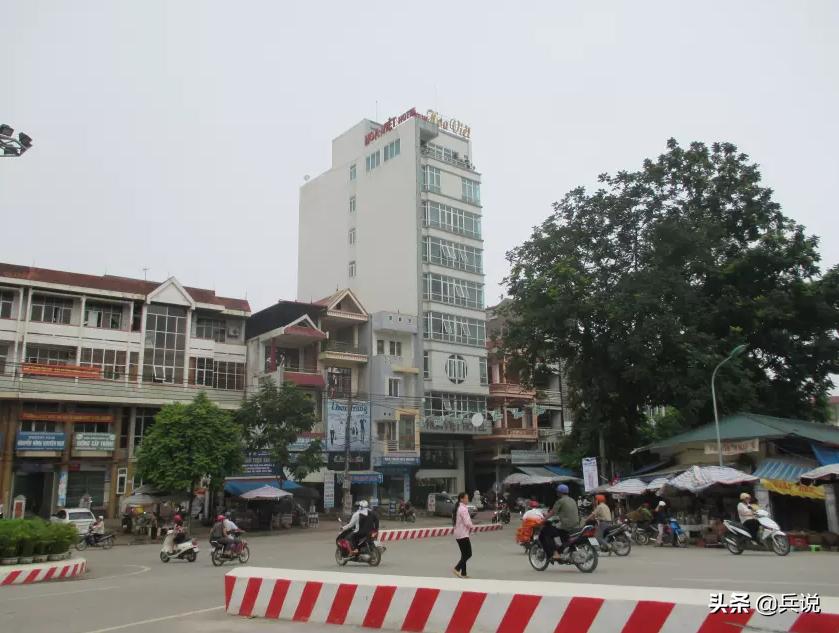 越南老兵重回当年战斗过的洞穴 (越南老兵回忆丛林战争)