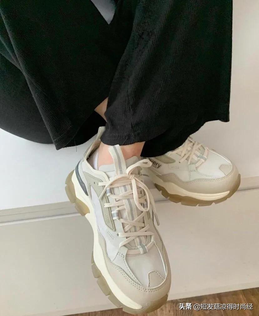 今年很流行的老爹鞋紫色配色,秋冬款老爹鞋百搭推荐