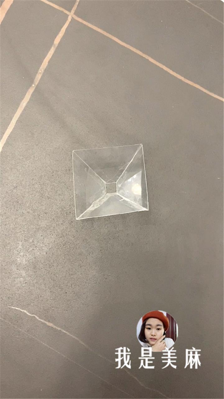 爸爸用塑料片做了个3d投影仪,自制3d投影仪看电影