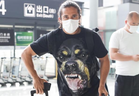 洛国富名牌T恤撞衫郭德纲和王源!单价超四千元,更符合气质