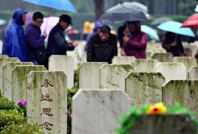 俗话说五代立新坟三代换新人,人过五代必迁坟