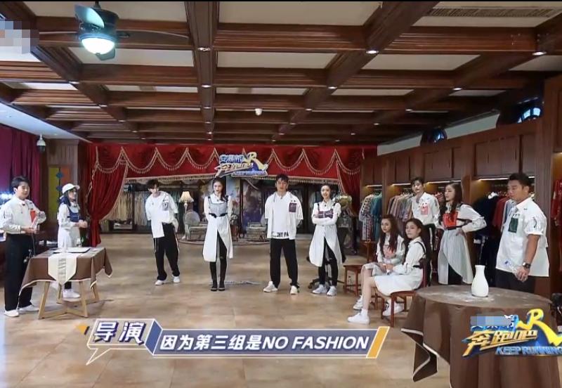 郑恺蔡徐坤抢球,郑恺蔡徐坤爬楼梯