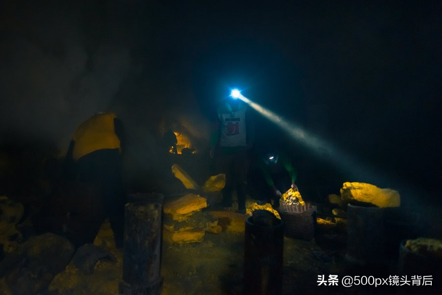 蓝火，是游客追逐和观赏对象；而硫磺矿，更是矿工赖以生存的物品