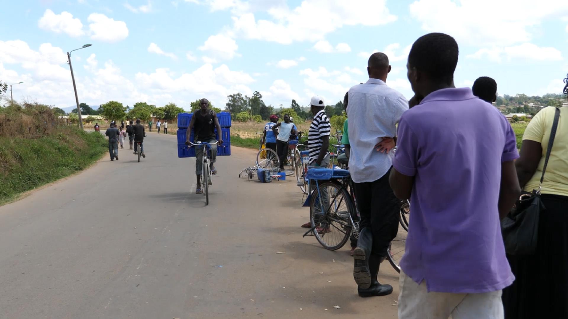 非洲最独特旅游观光车,2元游全城每车仅1人,黑人靠它赚钱养家