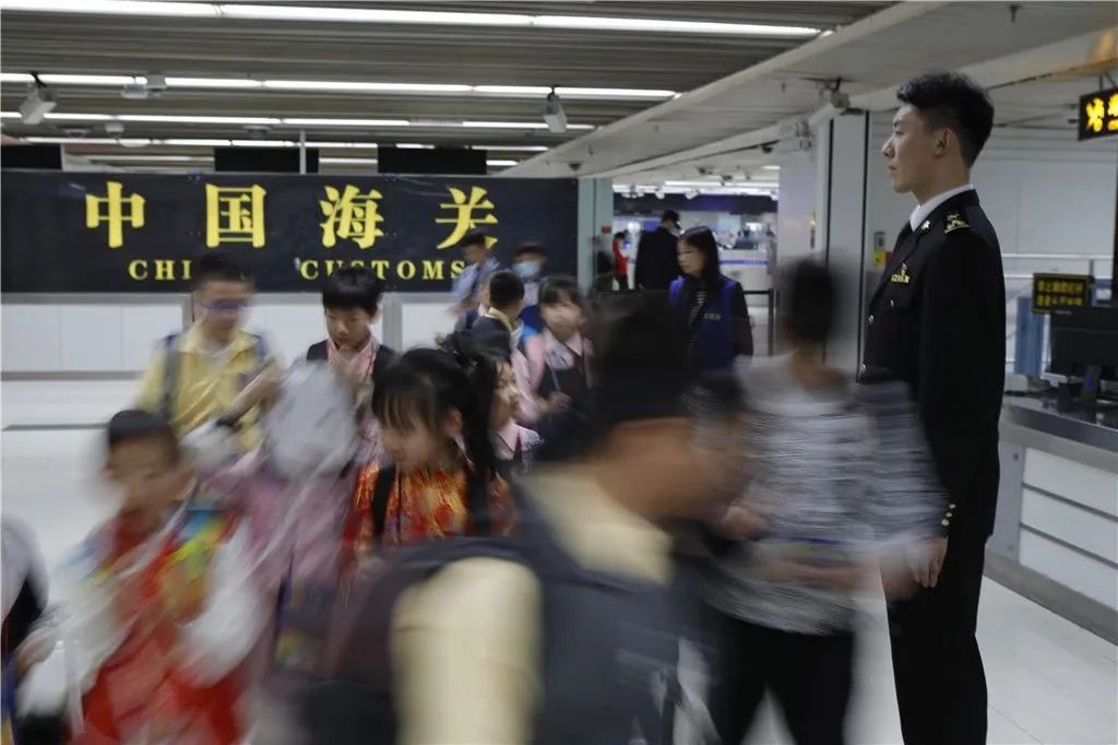 “水客”带货过关被截，为赚几百块却因*私走***品毒**获刑！