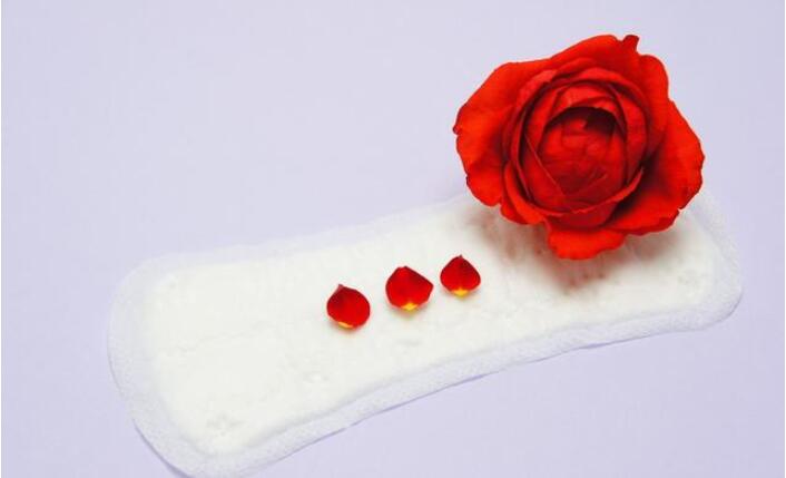 女孩初潮被路人发现,12岁女生初潮带血