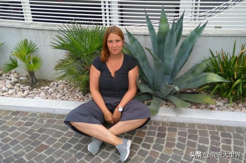 因为开了性科普博客,俄31岁美女生物老师被家长举报,丢掉了饭碗