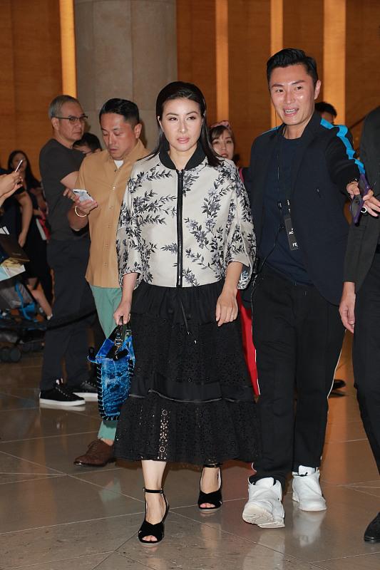 郭晶晶穿t恤亮相阔太范藏不住,郭晶晶穿香槟亮片礼服惊艳全场