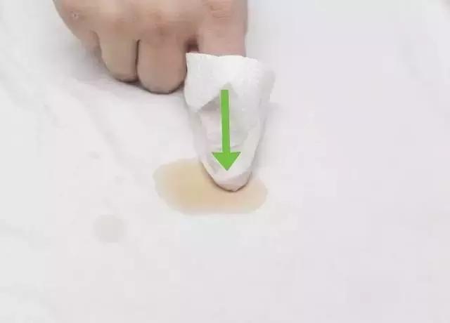 白衣服不小心染上了污渍怎么办,白衣服弄脏了怎么洗才能洗干净