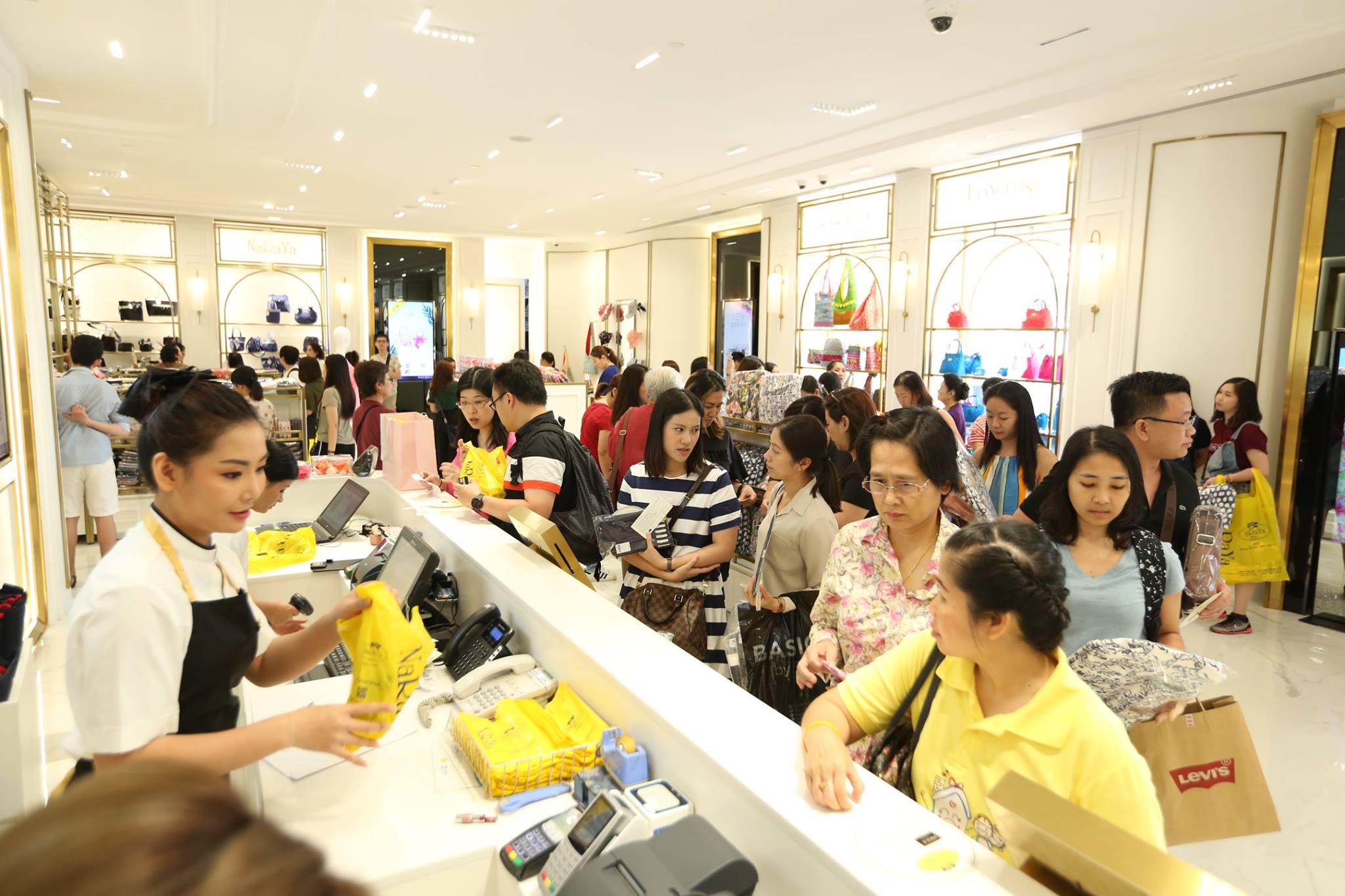 泰国曼谷买naraya包在哪里,naraya曼谷包值得买吗