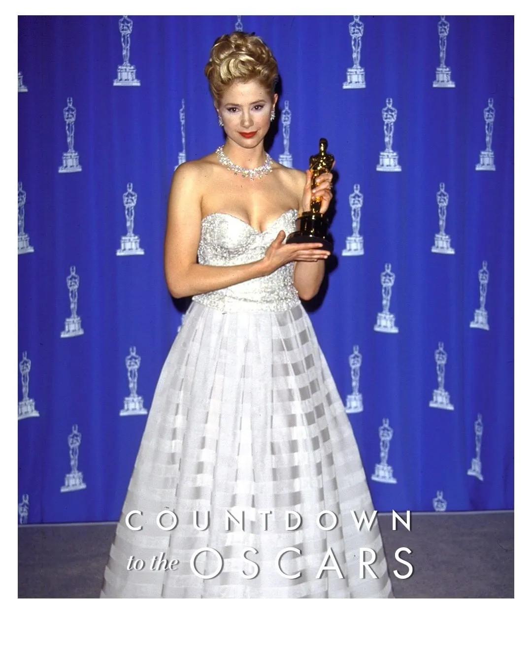 女明星红毯造型少不了它？网友：论优雅，还得是Armani的设计