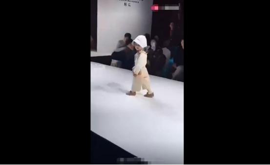 童模走路正确迈步姿势,童模最不缺的就是自信