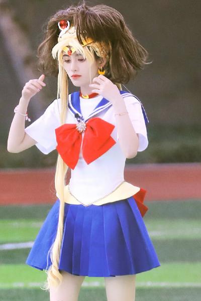 鞠婧祎COS水兵月造型，水手服配黄色假发，被网友调侃像女装大佬
