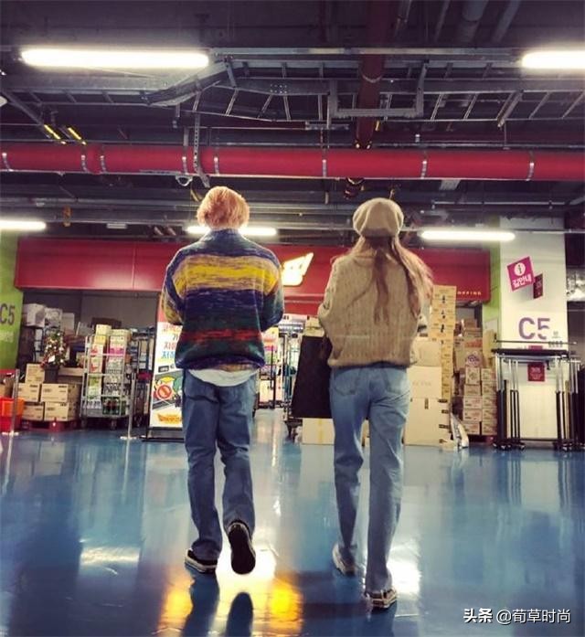 金泫雅和男友的*服私**终于正常一回!毛衣和蕾丝的碰撞,美出艺术感