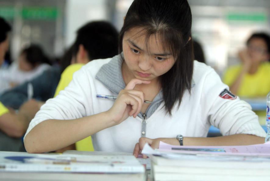 高考刚过二本线十分左右怎么报,高考成绩刚上线