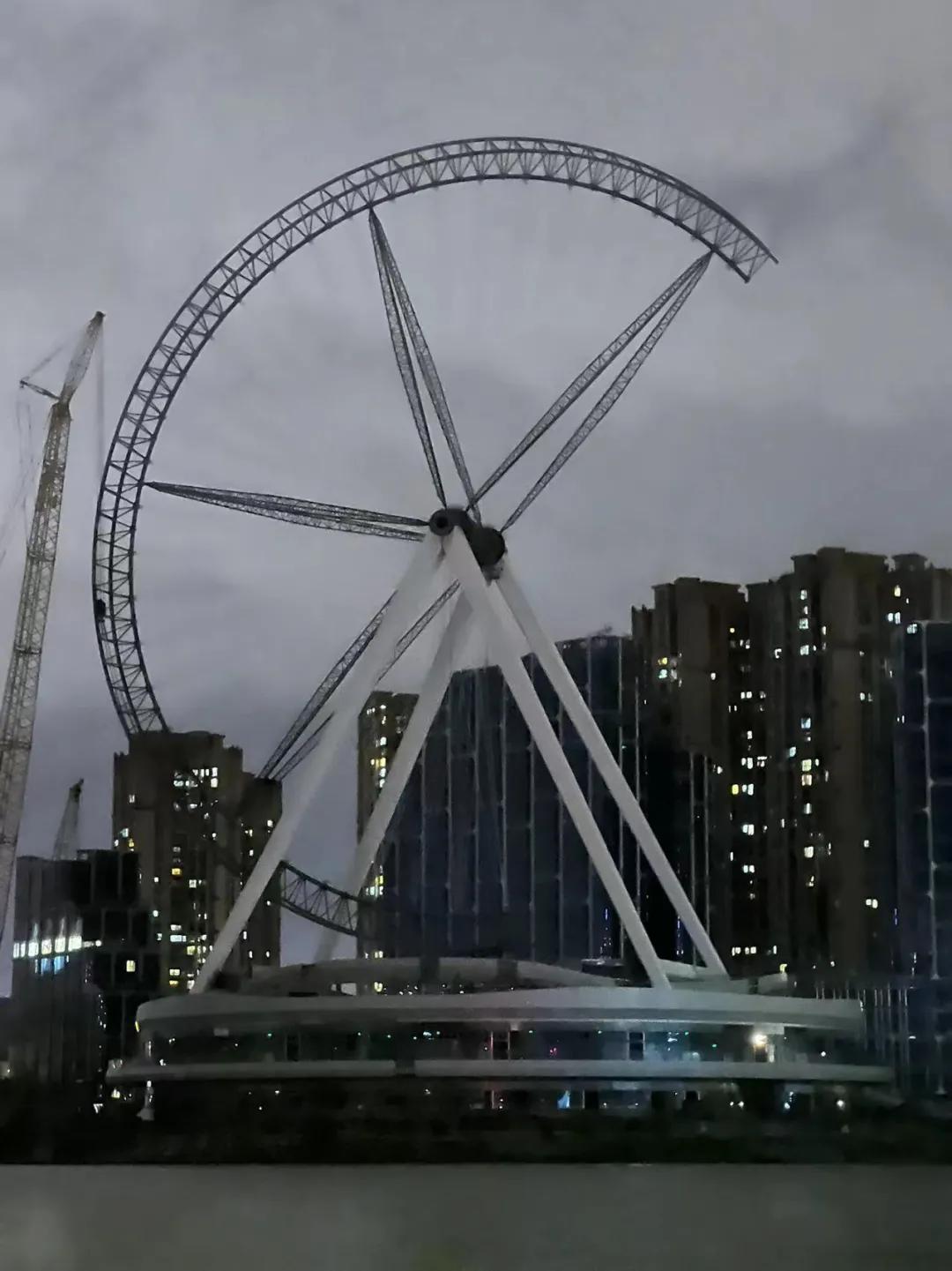 摩天轮垮塌事件,在建摩天轮倒塌人员掉下