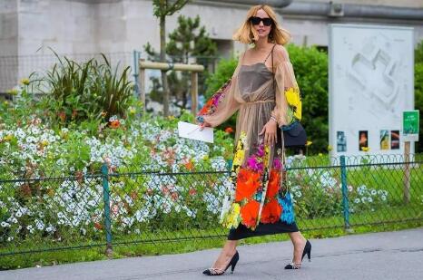 吊带裙怎么样穿才好看,吊带裙怎么穿都好看