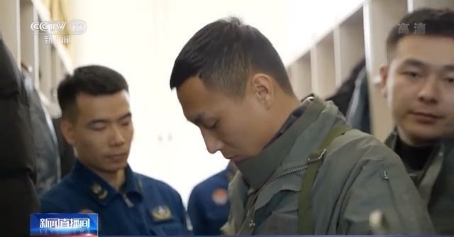 近距离观察航母震撼视频,近距离看中国航母