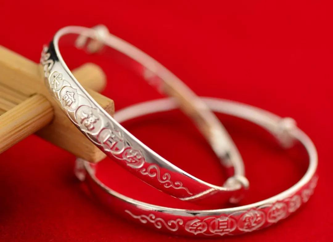 戴金镯手腕发黑,戴银手镯手腕一圈总是发黑为什么