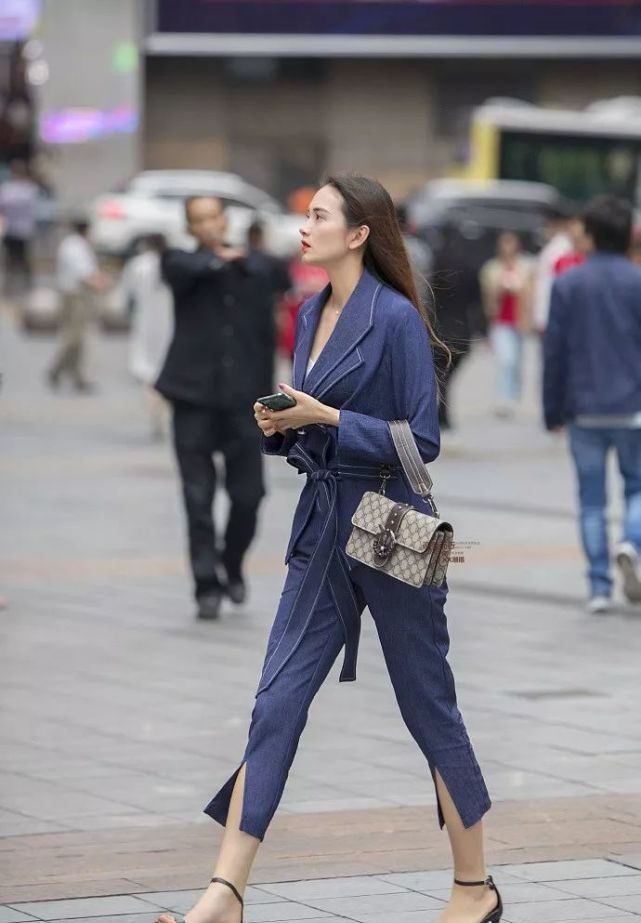 吊带直筒裤高跟鞋搭配职场,吊带红裙怎么搭配高跟鞋