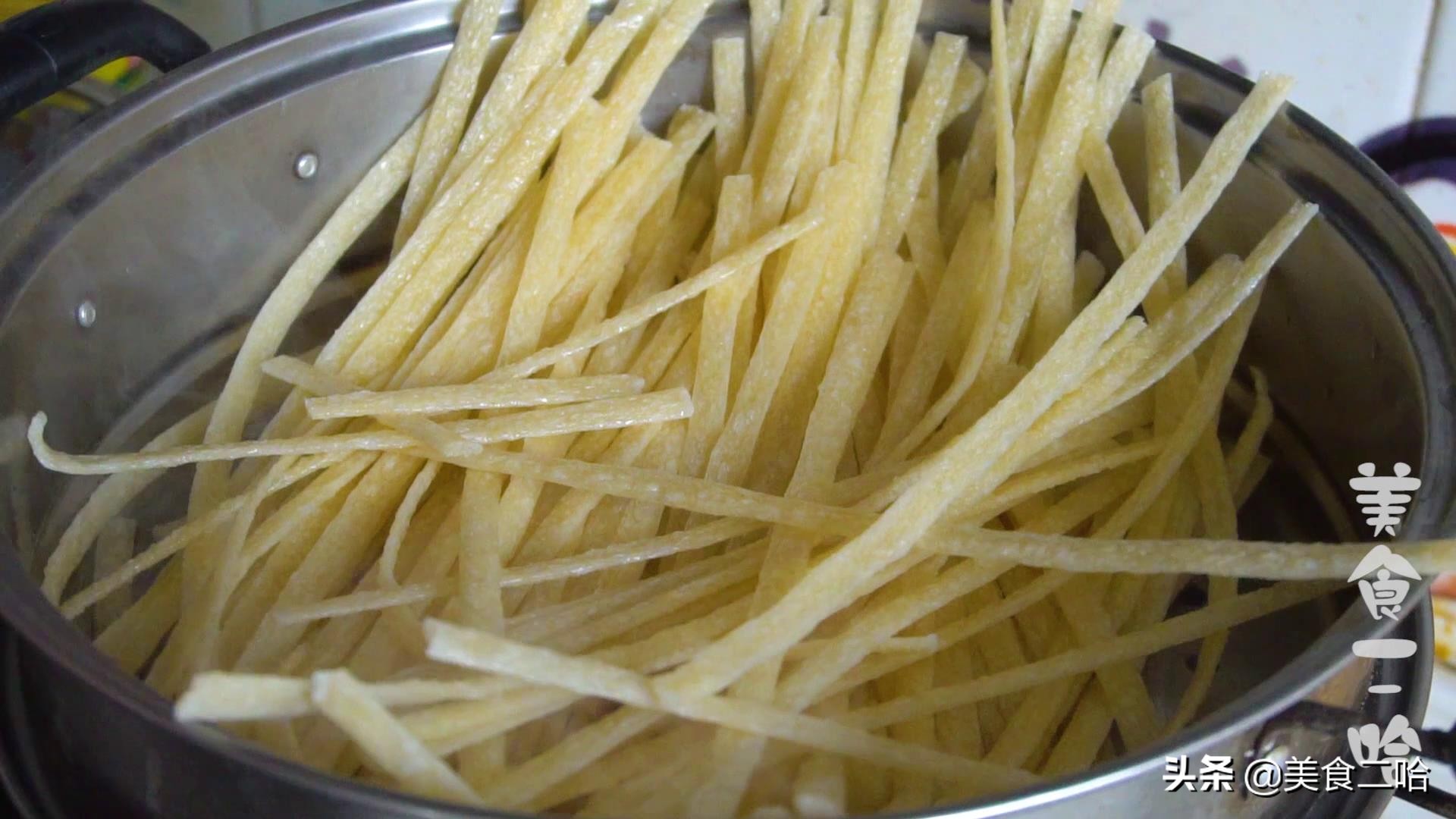 辣条不健康食品的做法,辣条的不卫生做法