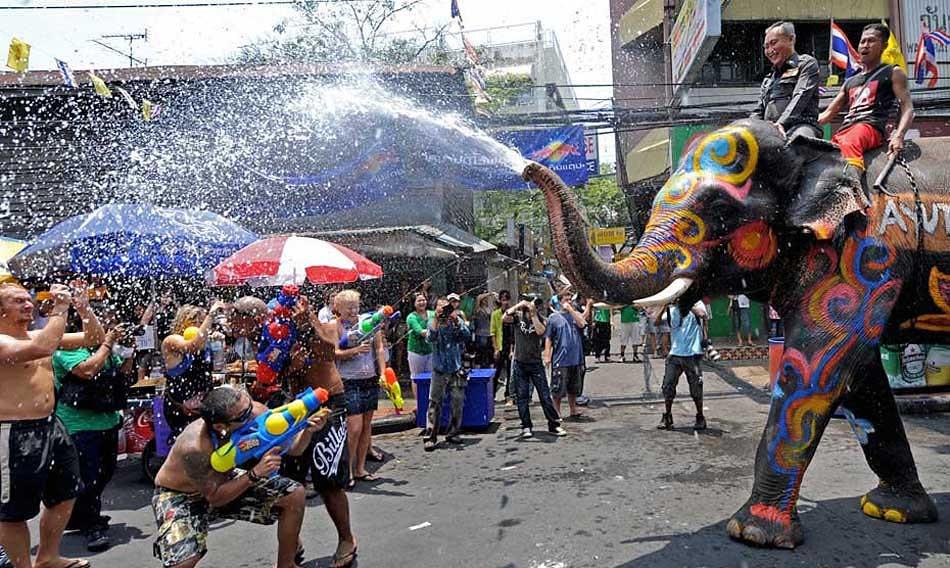 傣族的泼水节传统节日简介,泼水节是傣族最主要的传统节日