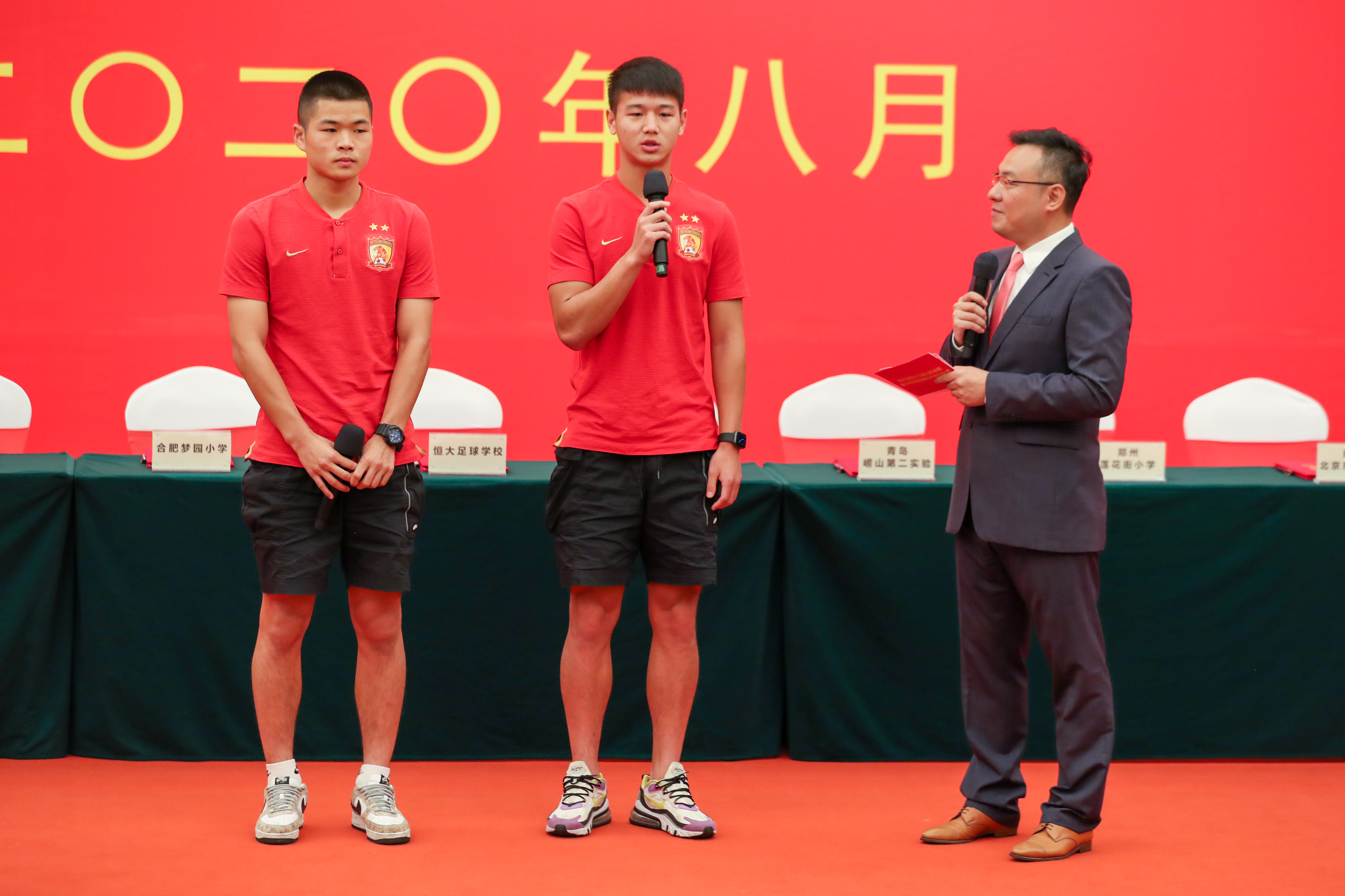 恒大为中国足球做出巨大贡献,恒大铁腕治军为中国足球树立榜样