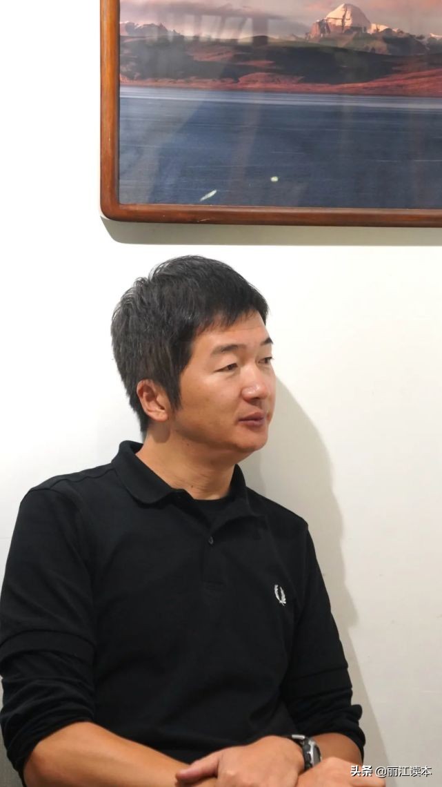 他被称为民谣诗人，连续七年在全国巡演，却少有人知道他来自丽江