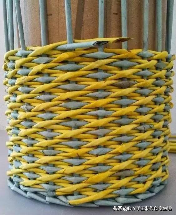 旧报纸变废为宝手工编织收纳筐,旧报纸制作简易的收纳筐