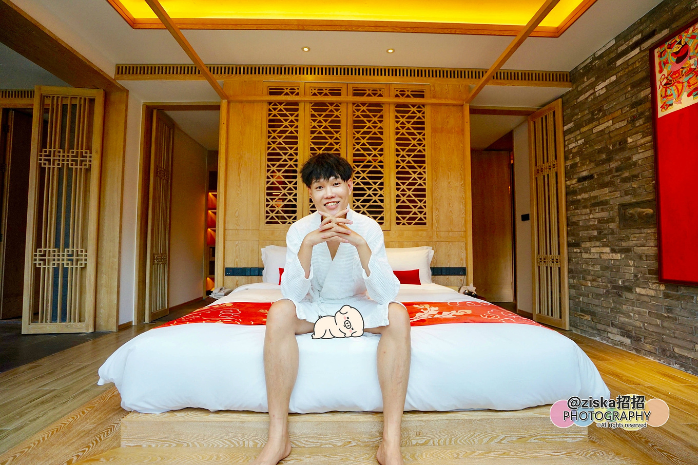 小伙探索神秘洞穴视频,小伙独自探索深山神秘古墓