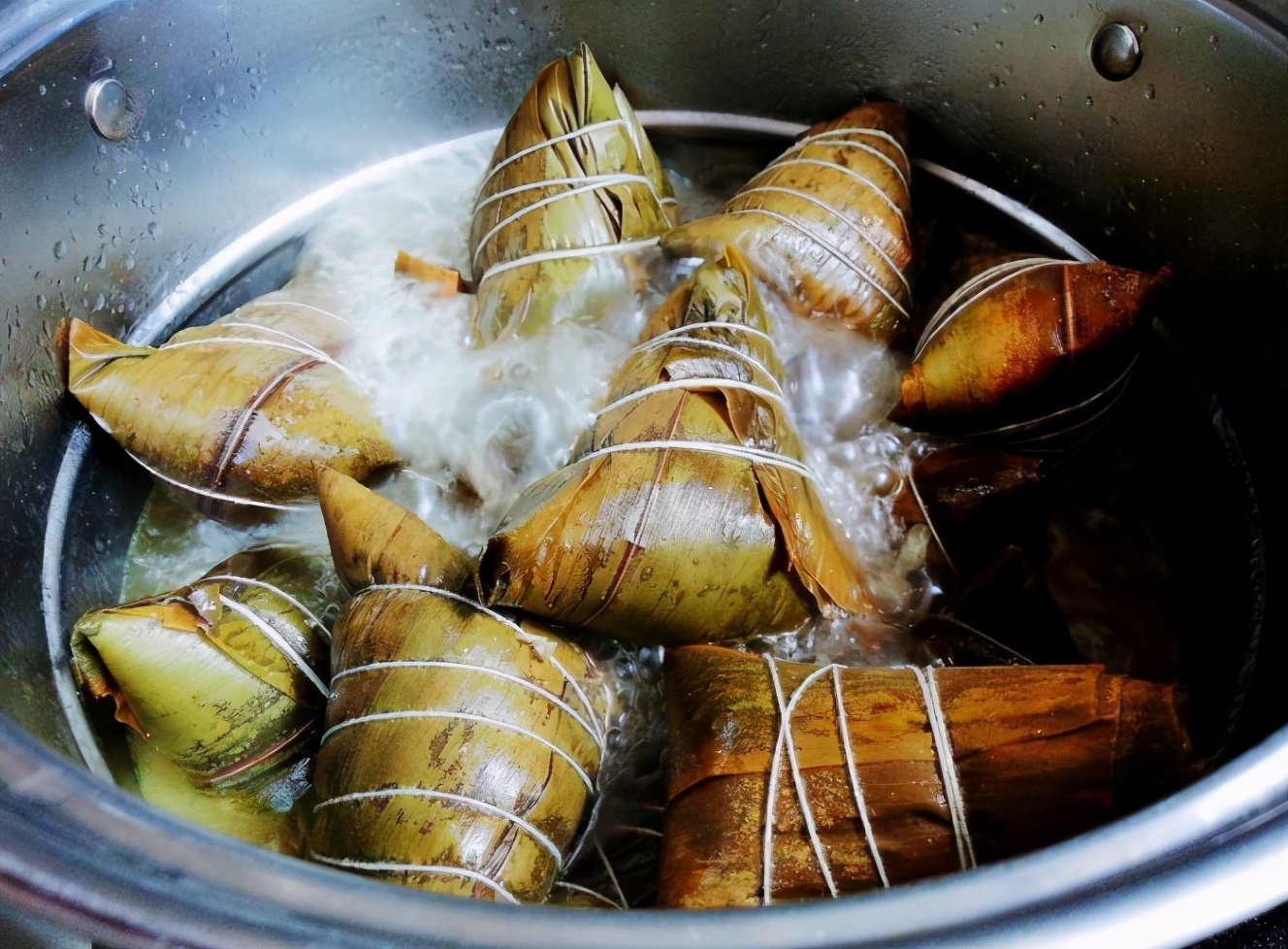 煮粽子也有技巧，粽子夹生煮不熟，水中加“这2样”，软糯香甜