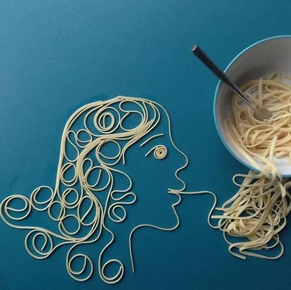 你可以擦掉那滴水,或者顺势用它画点不一样的美丽