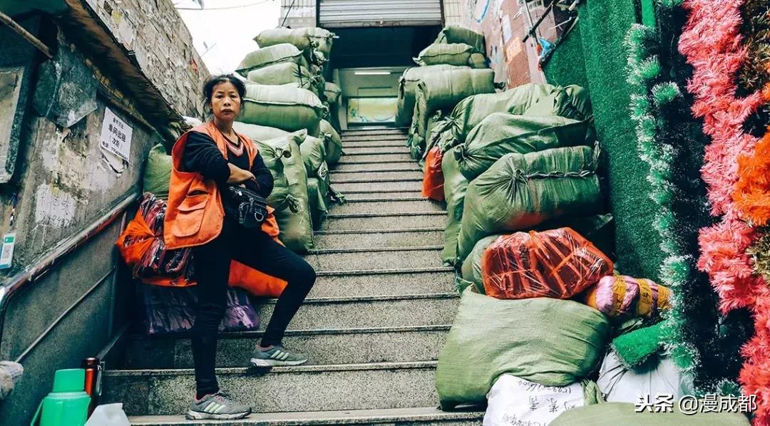 据说不来这里就白来成都，你一定没有见过这么魔幻又传奇的荷花池