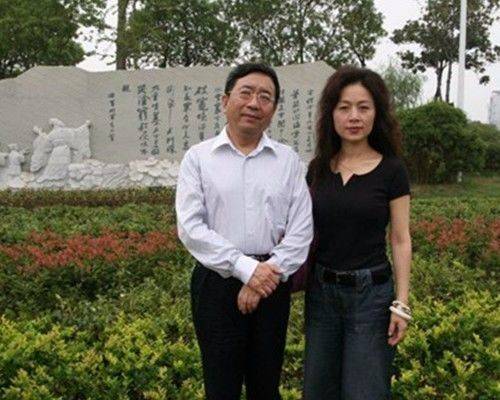 余秋雨抛弃糟糠是真的吗,余秋雨到底怎么样了