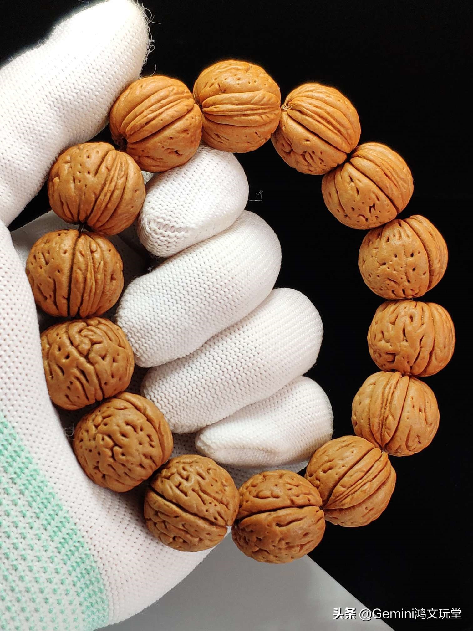 盘桃核戴手套好还是不戴手套好,戴手套和不戴手套盘桃核的区别