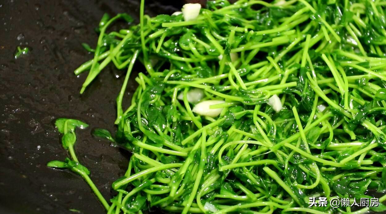 清炒豌豆苗最好吃的做法,豌豆苗做法简单又好吃