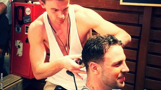 曼联训练营的柯蒂斯从车祸中苏醒，他突然说出一口流利的法语