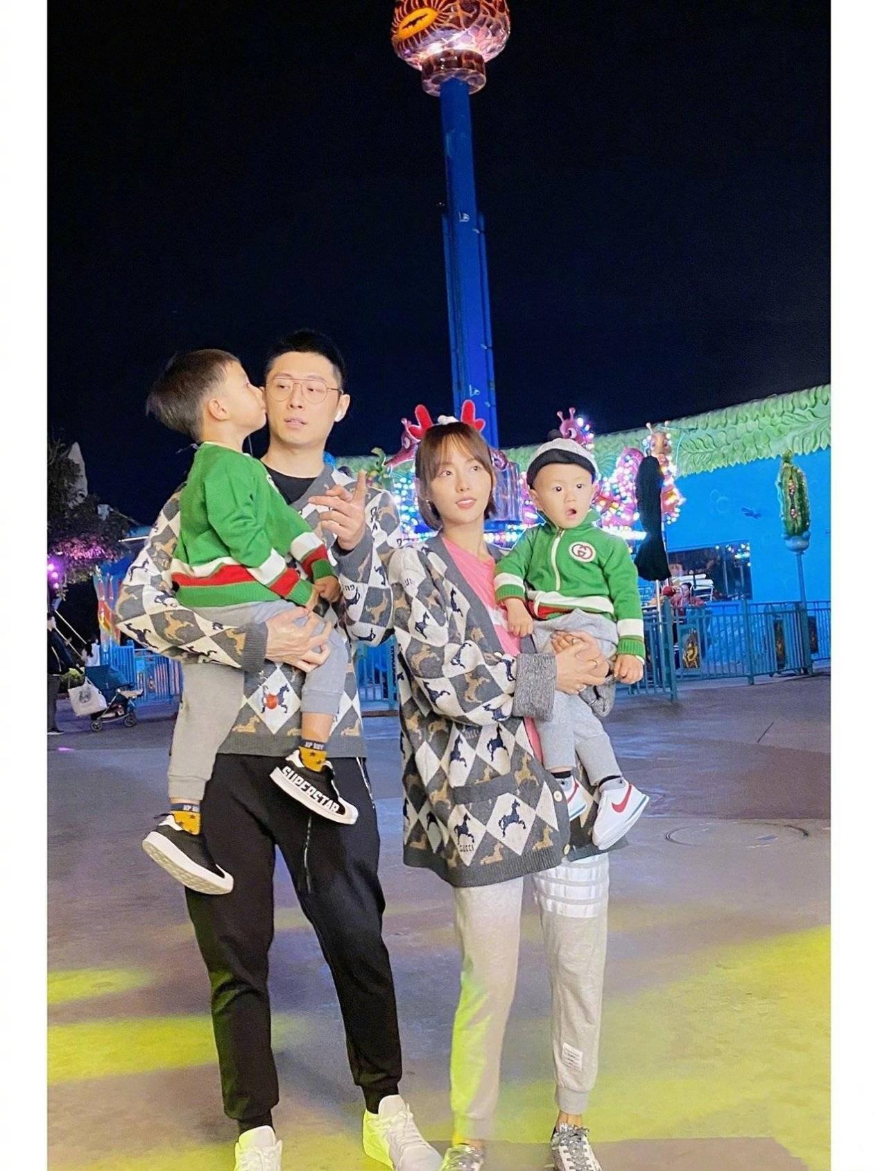 带娃锻炼两不误宝妈,张嘉倪穿健身衣