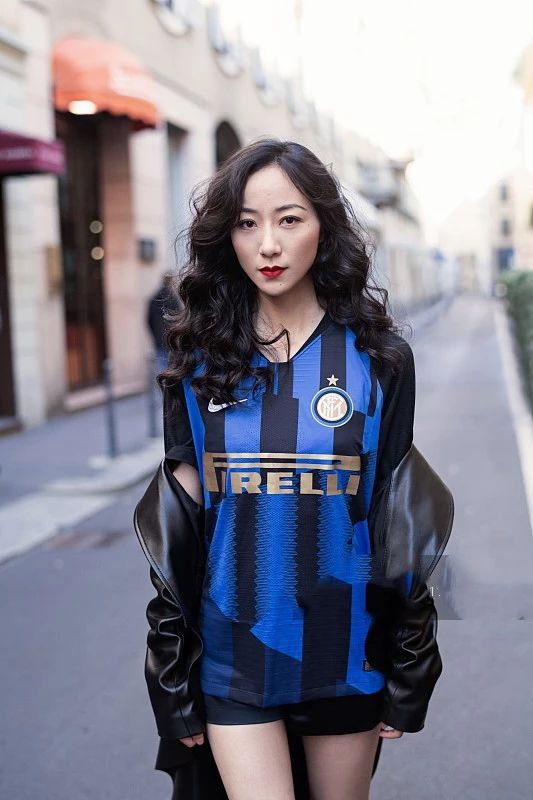 ​张钧甯挑战皮衣诱惑赶时髦！连衣裙套装+红唇实力扮酷，抢风头