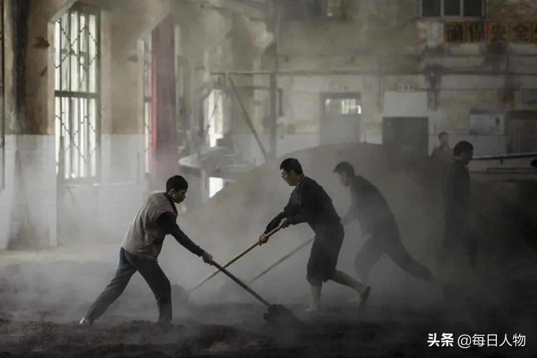 挣得比大厂多,把人生泡在酒里,那些不想离开茅台镇的年轻人