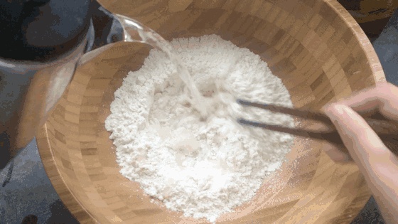 毛孔粗大有黑头怎么办生活妙招,男人毛孔粗大有黑头用什么护肤