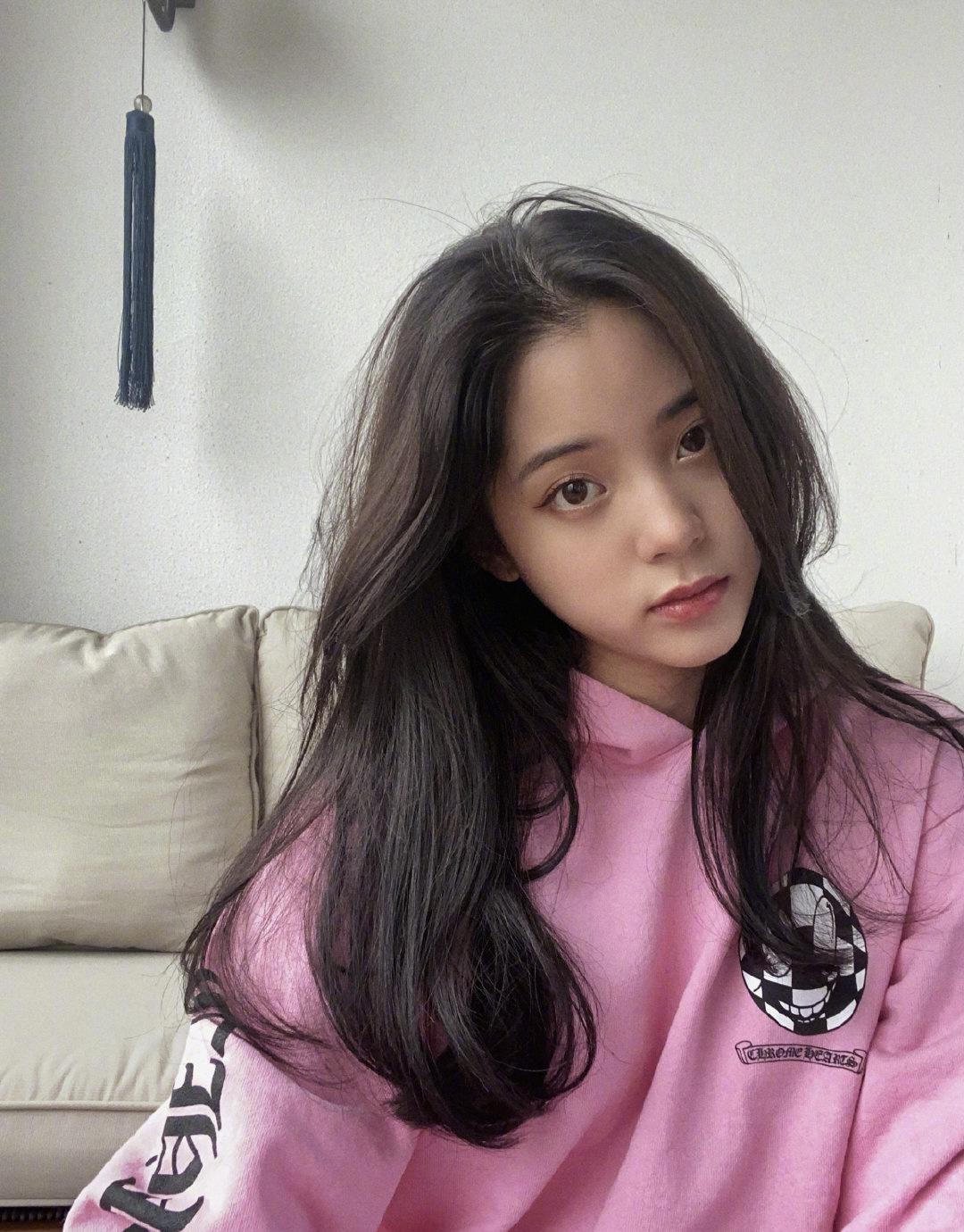 欧阳娜娜减龄穿搭撞衫吴宣仪，粉色卫衣搭配牛仔裤，各显青春元气