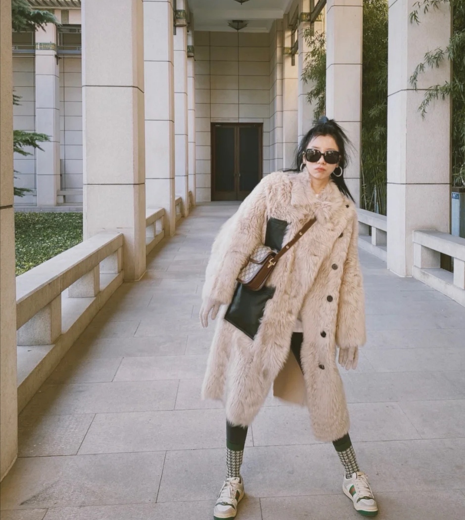 皮草外套大衣,皮草外套怎么穿出时髦感
